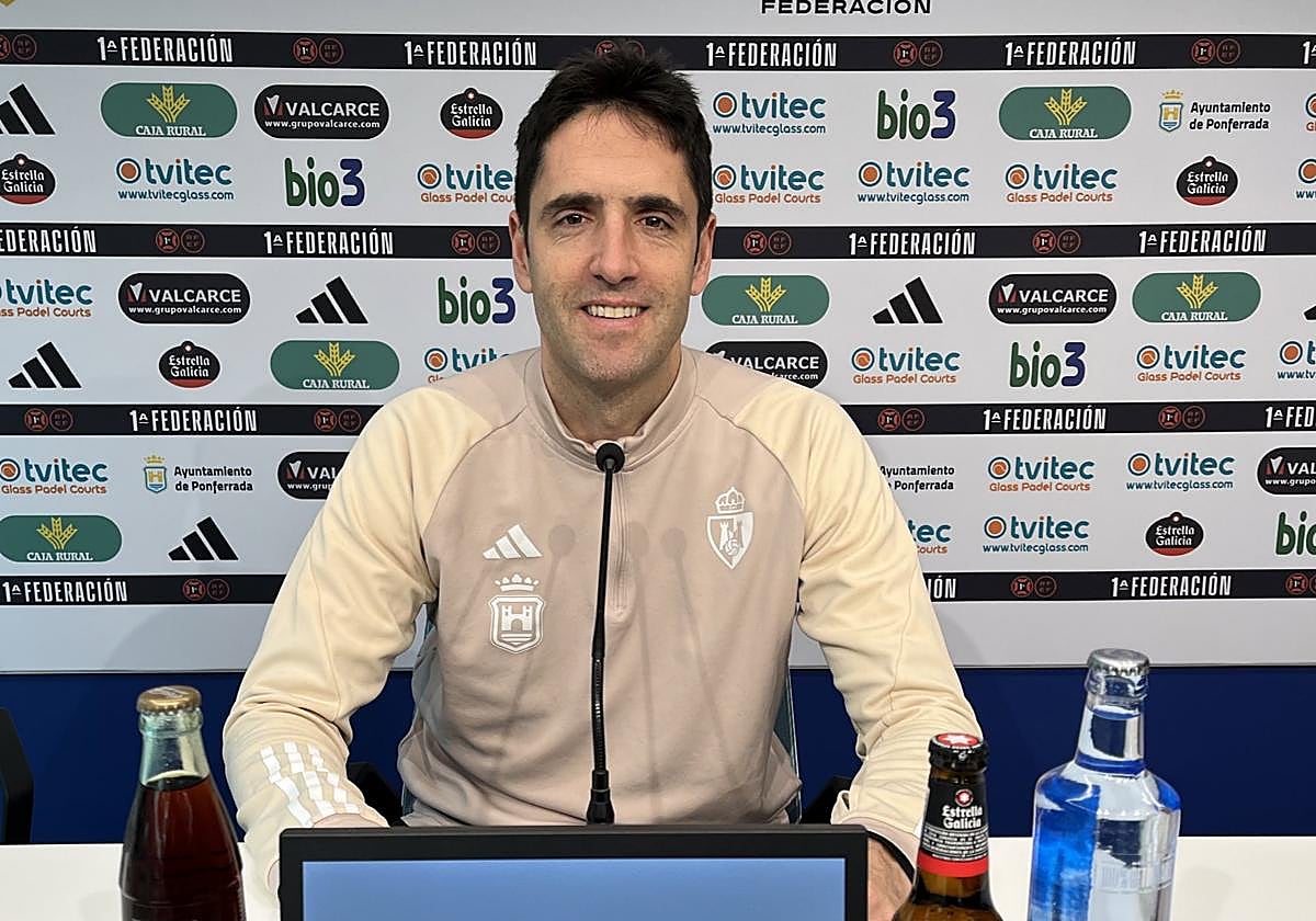 Íñigo Vélez, entrenador de la Deportiva, en la sala de prensa de El Toralín.