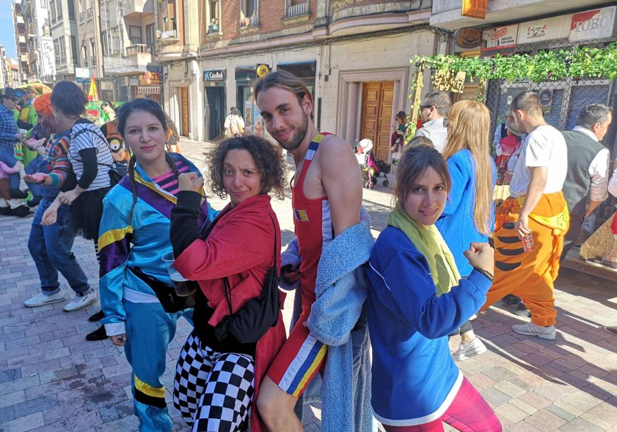 José Ignacio Garrido posa junto a sus compañeras de peña en el Carnaval de La Bañeza.