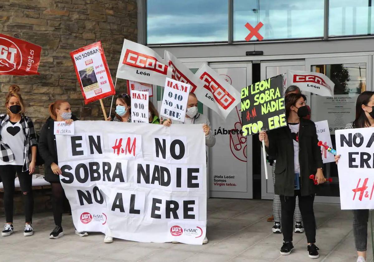 Imagen de archivo de una concentración en las puertas de trabajo de H&M León.