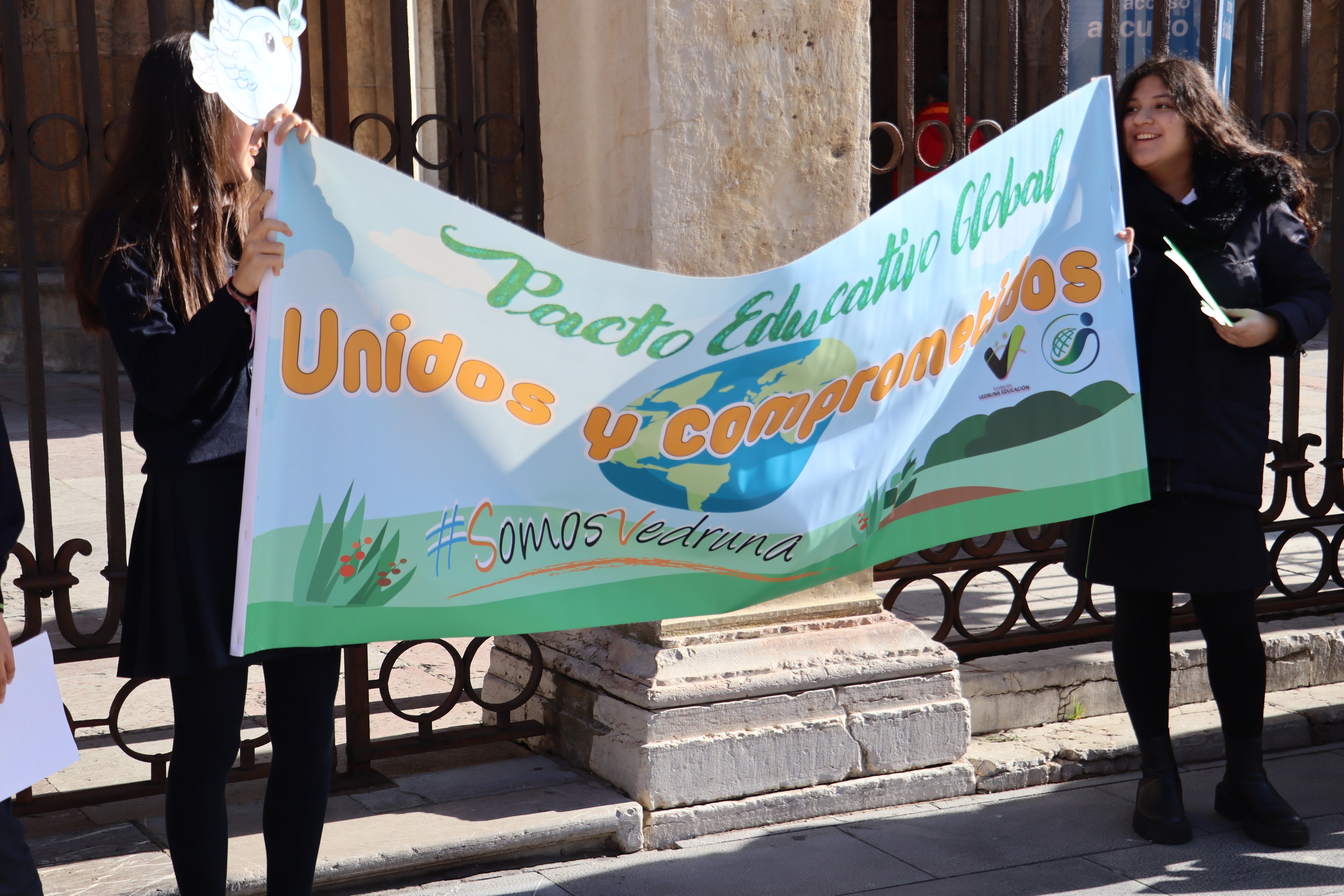 Alumnos del Colegio Carmelitas rodeaban la Catedral de León por la Paz.