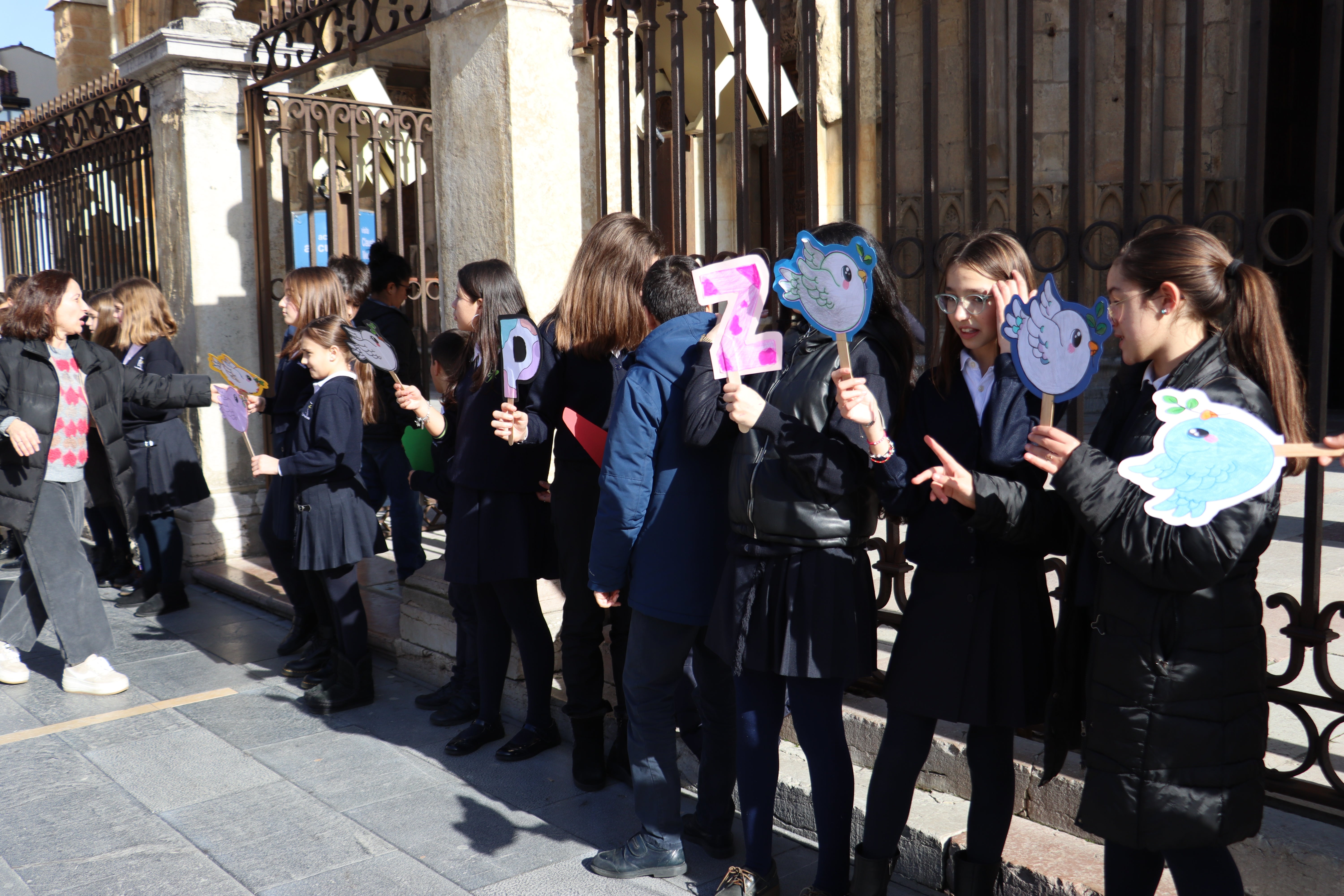 Alumnos del Colegio Carmelitas con las palomas de papel preparadas en actividades del centro.