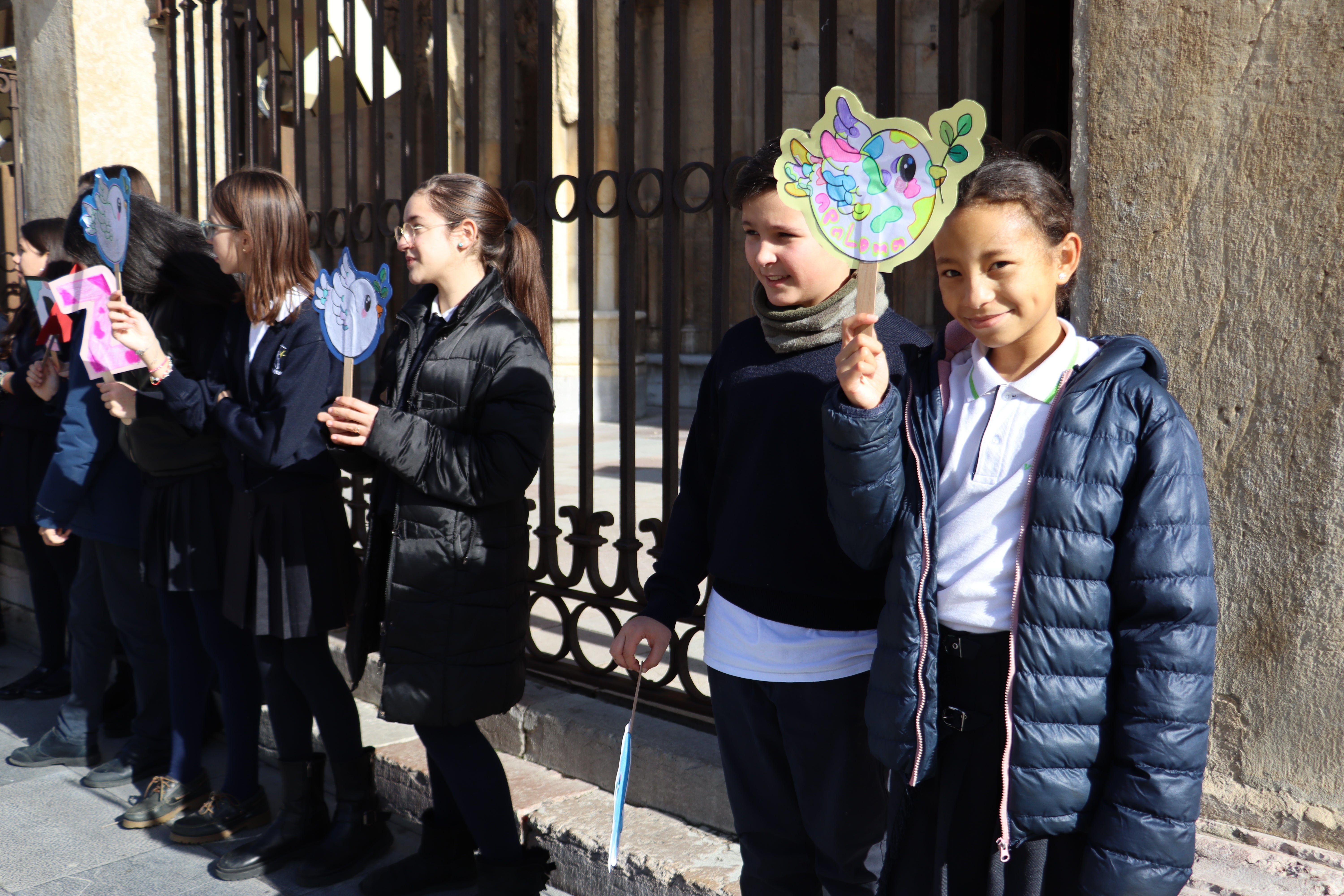 Alumnos del Colegio Carmelitas con las palomas de papel preparadas en actividades del centro.