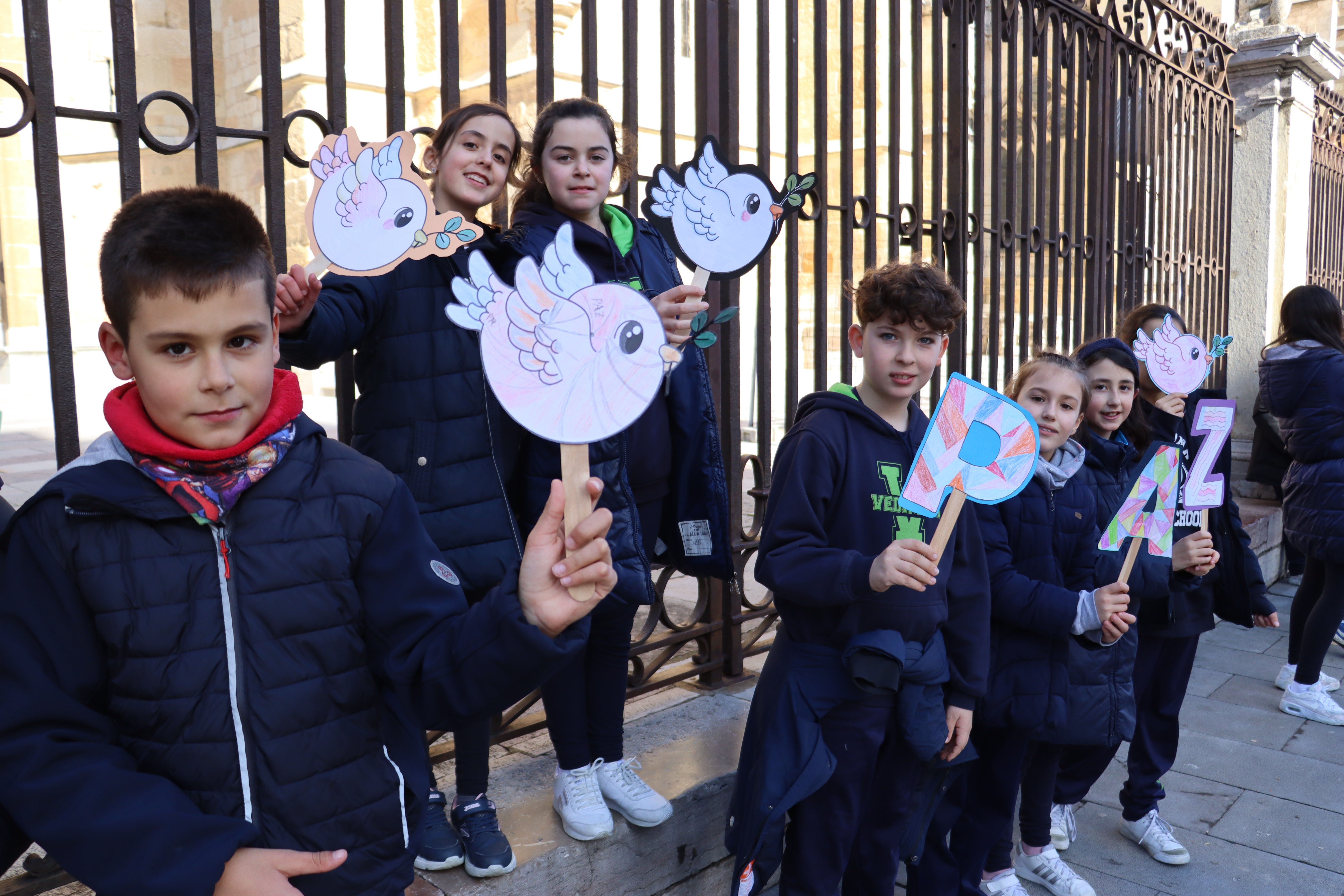 Alumnos del Colegio Carmelitas rodeaban la Catedral de León por la paz.