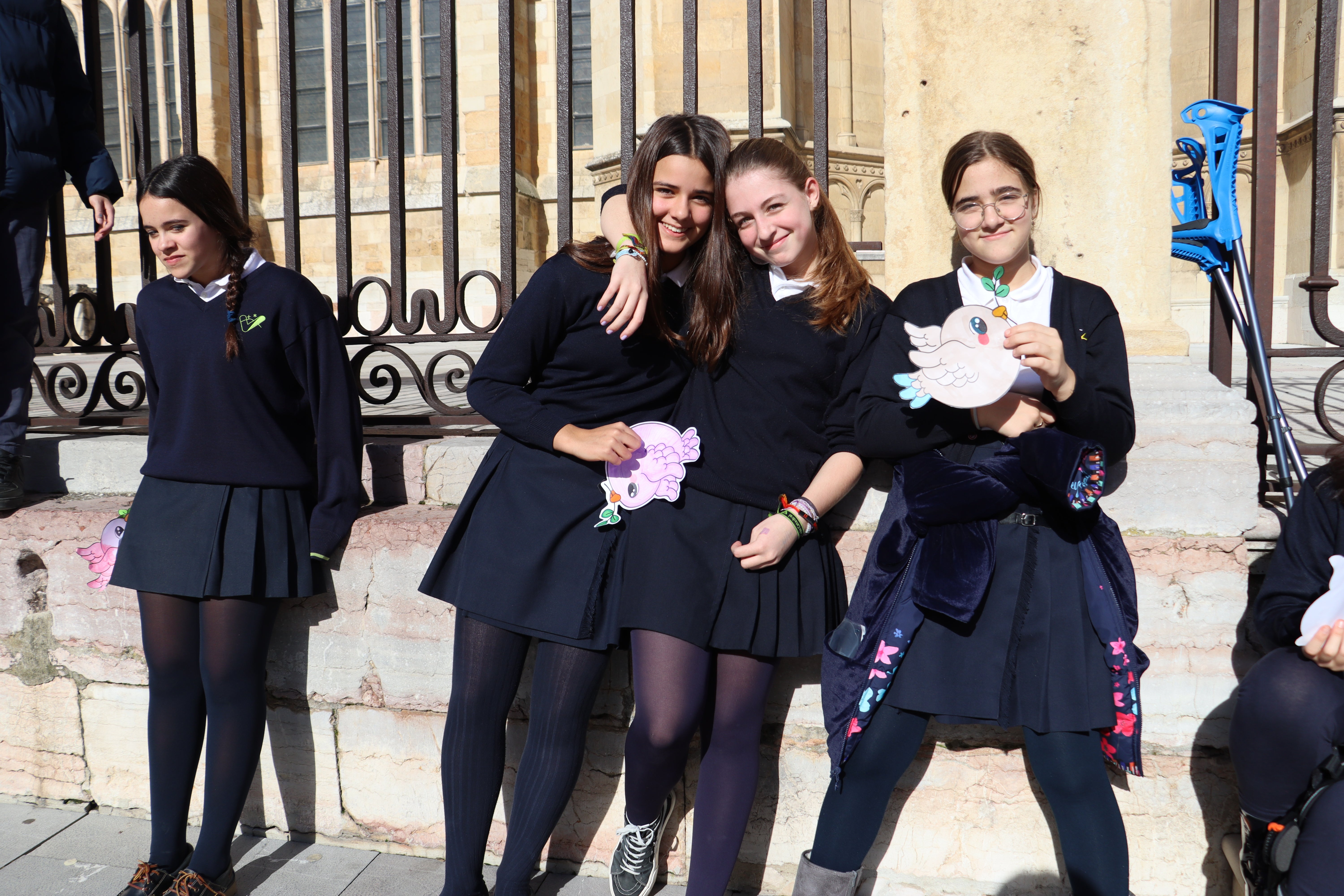 Alumnos del Colegio Carmelitas rodeaban la Catedral de León por la Paz.