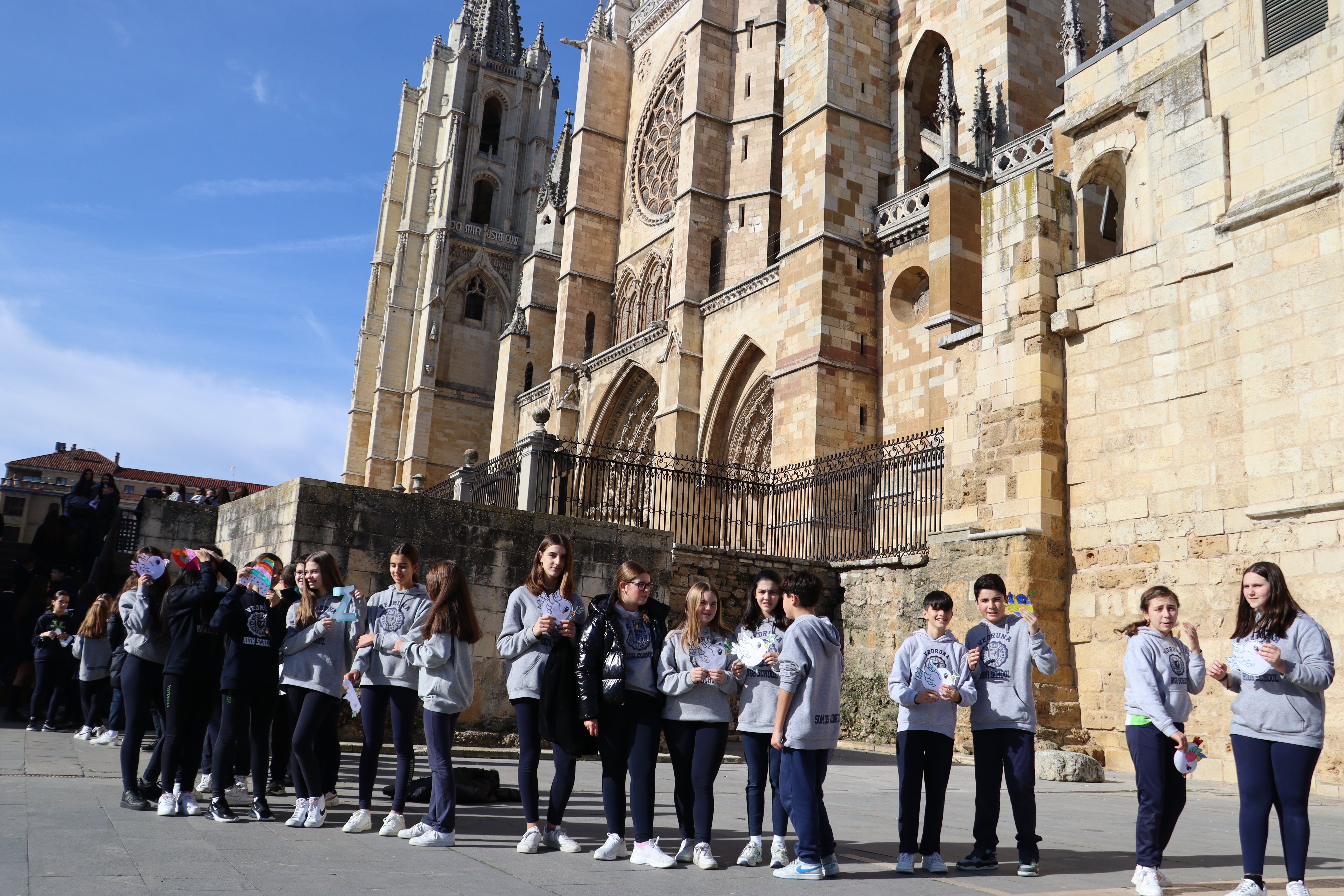 Catedral de León rodeada por los alumnos del Colegio Carmelitas.