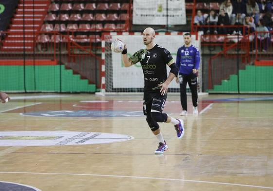 El central asturiano Adrián Fernández en un partido con el BM Torrelavega.