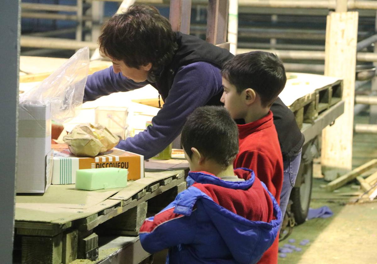 Trabajos para crear una carroza en el Ampa de San Claudio.