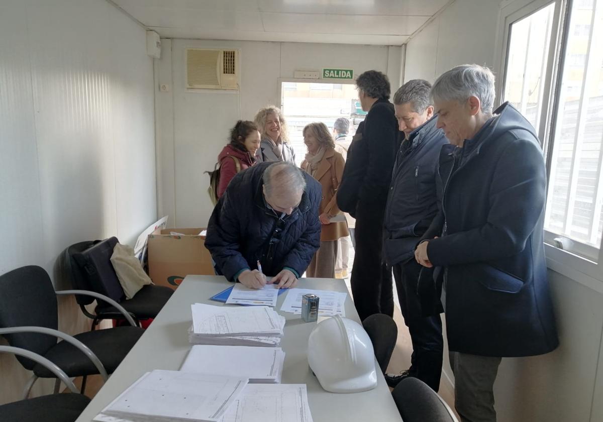 El Delegado de la Junta en León en el acto administrativo de firma de inicio de obras del centro de salud de Pinilla.