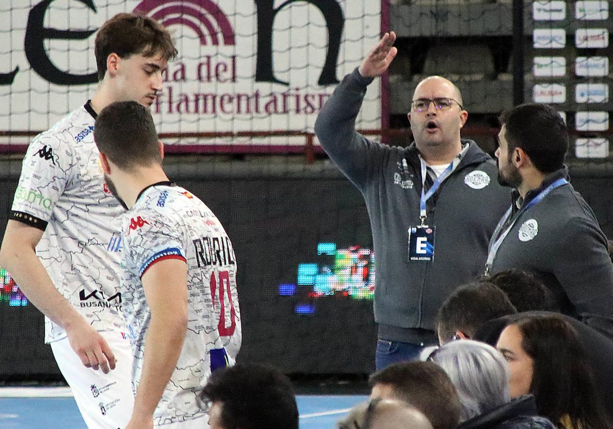 Dani Gordo, entrenador del Abanca Ademar, en un partido de esta temporada.