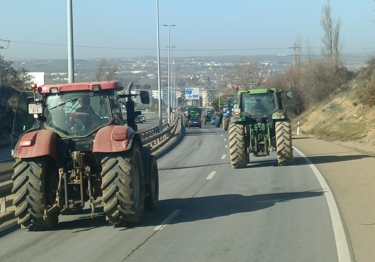 Los tractores llegan a la capital leonesa en una concentración improvisada.