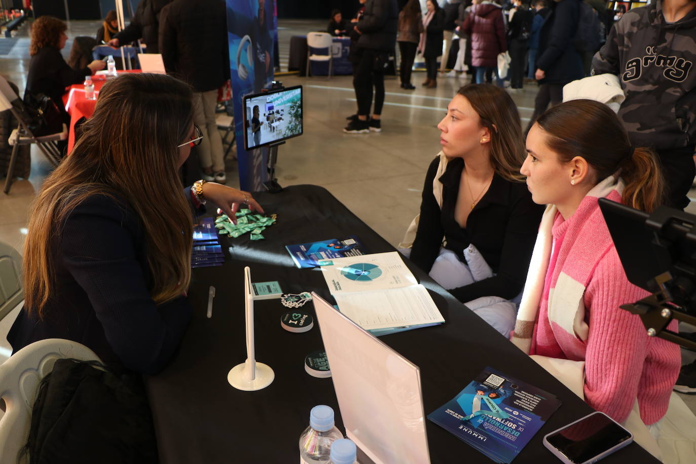 Explicación de grados en la feria Unitour en el Palacio de Exposiciones de León.