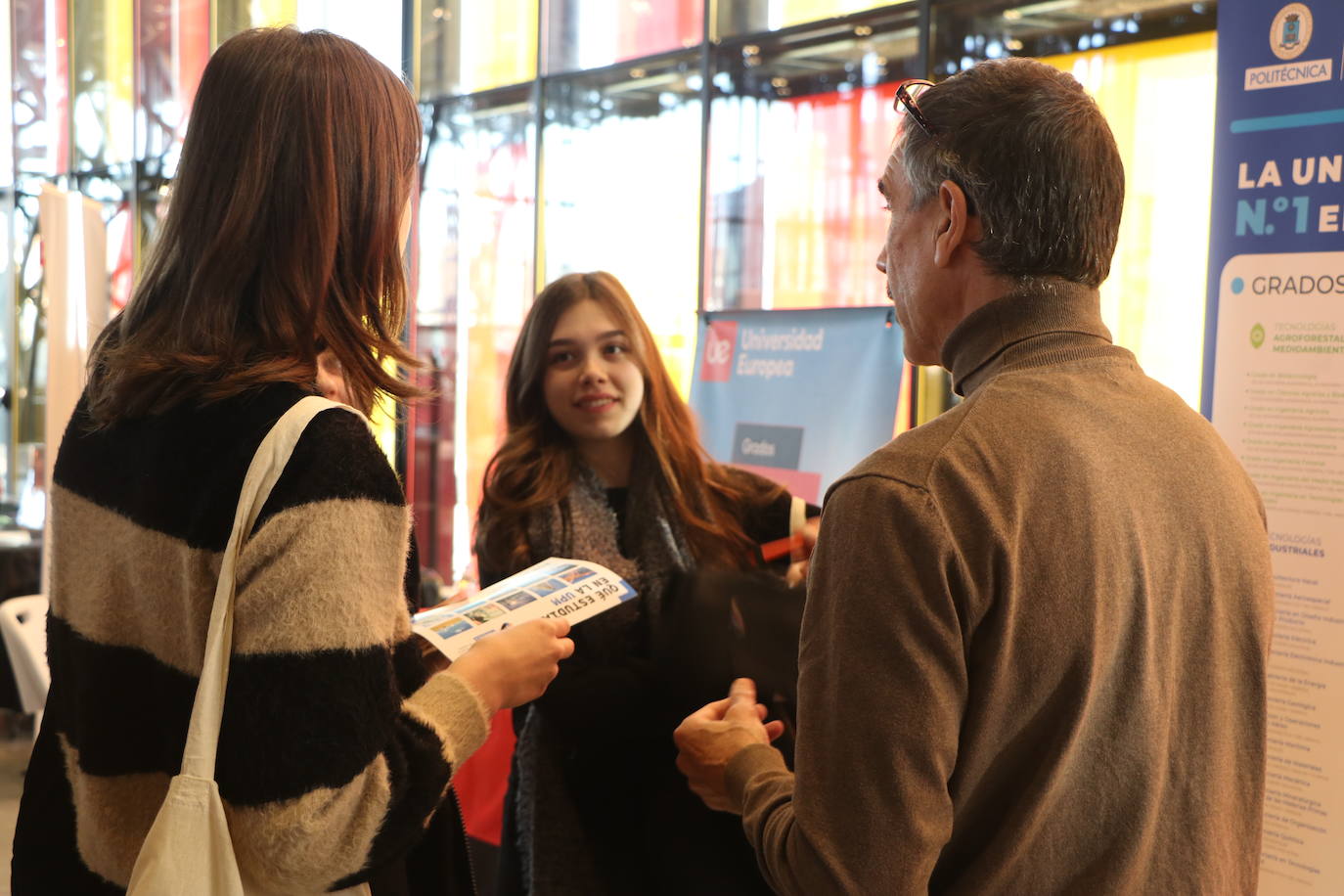 Alumnos de bachillerato acuden a la feria Unitour en el Palacio de Exposiciones de León.