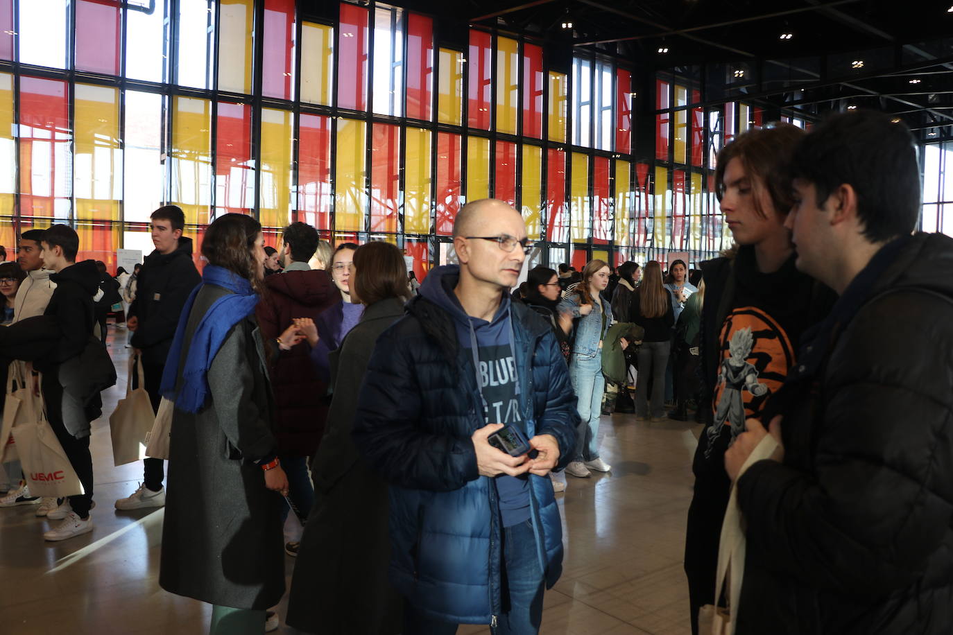 Alumnos de bachillerato acuden a la feria Unitour en el Palacio de Exposiciones de León.