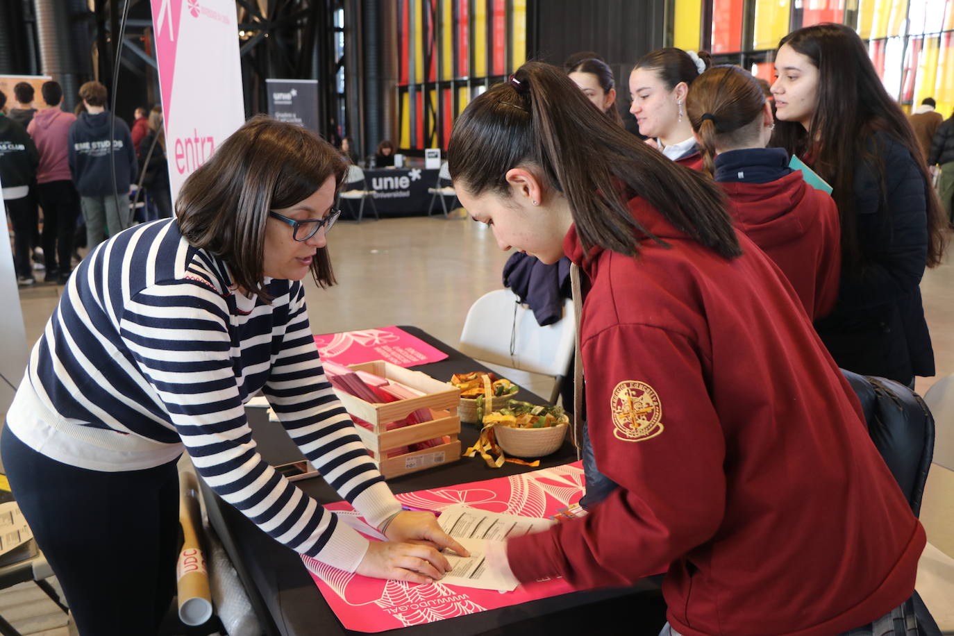 Alumnos de bachillerato acuden a la feria Unitour en el Palacio de Exposiciones de León.