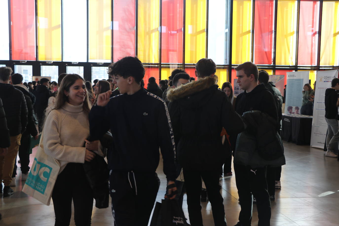 Alumnos de bachillerato acuden a la feria Unitour en el Palacio de Exposiciones de León.