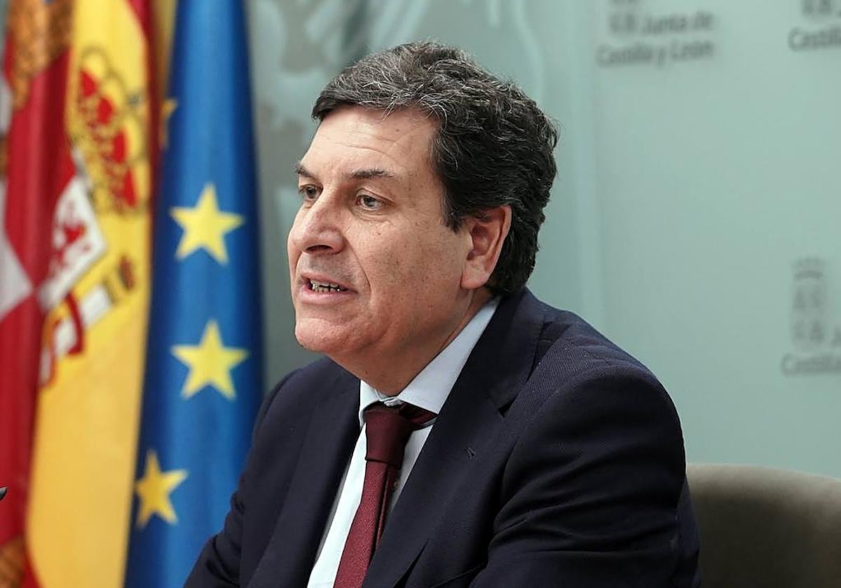 El consejero de Economía y Hacienda y portavoz, Carlos Fernández Carriedo, comparece en rueda de prensa posterior al Consejo de Gobierno.