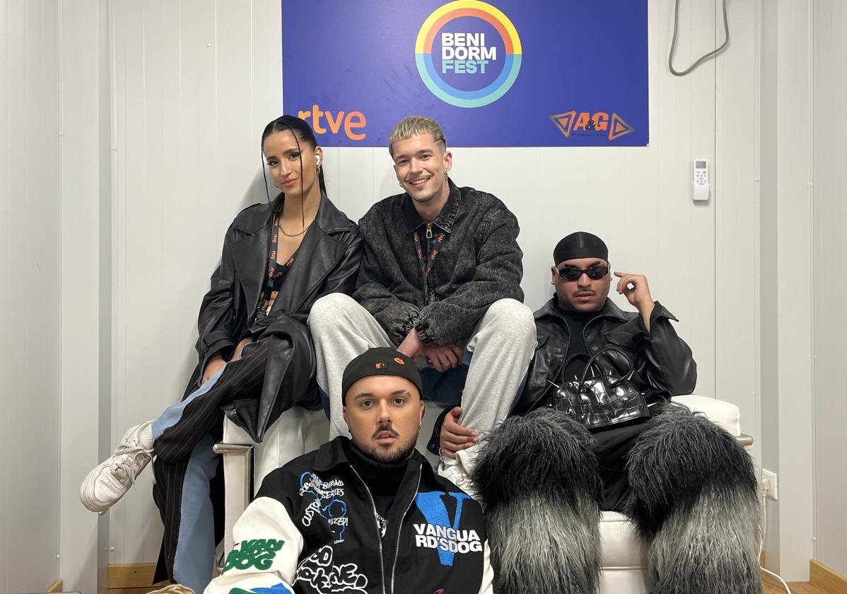 Alejandro Rovina junto al equipo del artista Dellacruz en el Benidorm Fest 2024.