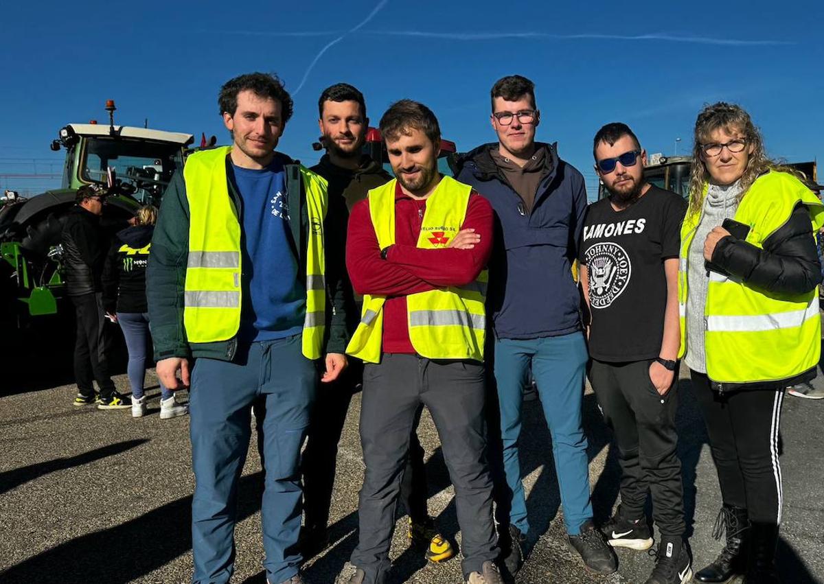 Imagen secundaria 1 - Agricultores y ganaderos reunidos en una tercera jornada de reivindicaciones.