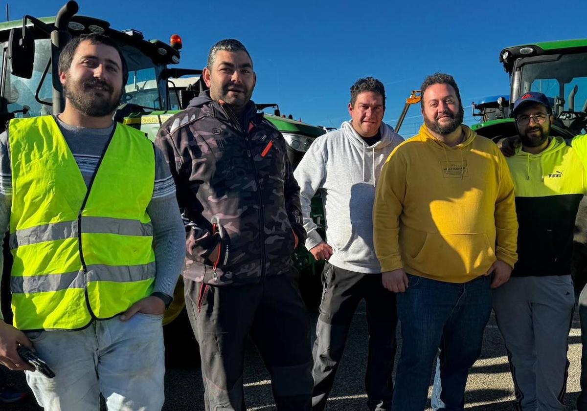 Imagen principal - Agricultores y ganaderos reunidos en una tercera jornada de reivindicaciones.