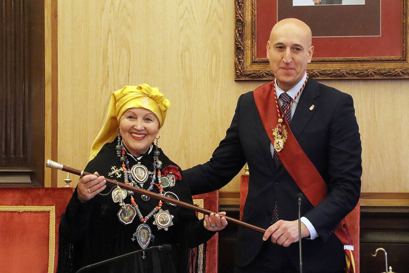 El alcalde de León, José Antonio Diez, preside la celebración del acto de las Águedas, entregando el bastón de mando por un día a María Dolores Sánchez
