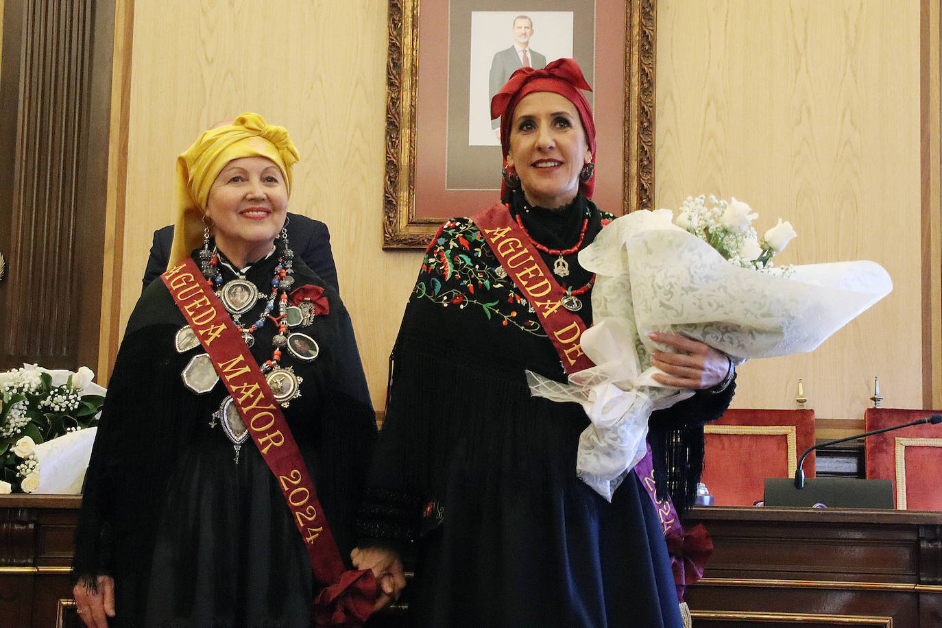 El alcalde de León, José Antonio Diez, preside la celebración del acto de las Águedas, entregando el bastón de mando por un día a María Dolores Sánchez