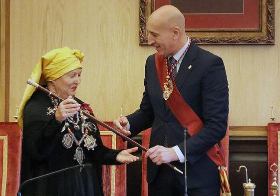 El alcalde de León, José Antonio Diez, preside la celebración del acto de las Águedas, entregando el bastón de mando por un día a María Dolores Sánchez