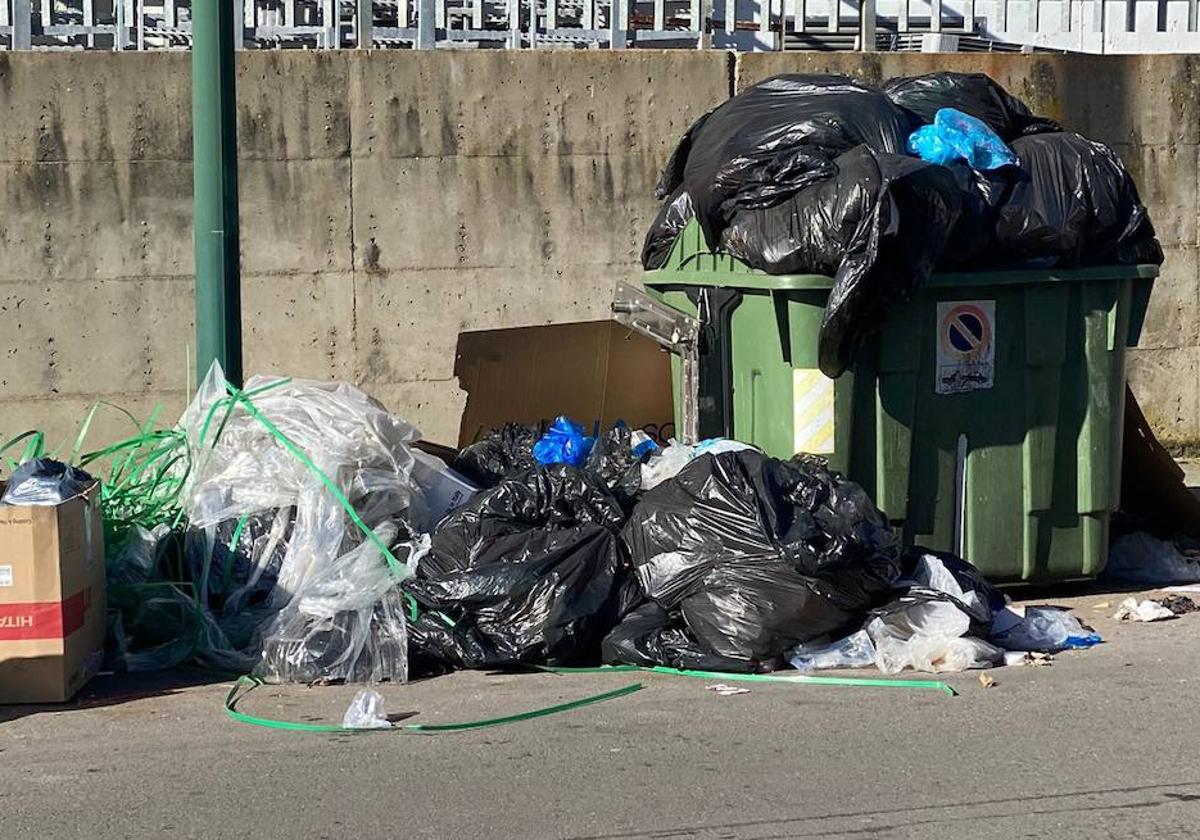 Contenedor a rebosar de basura en el polígono industrial de Trobajo.