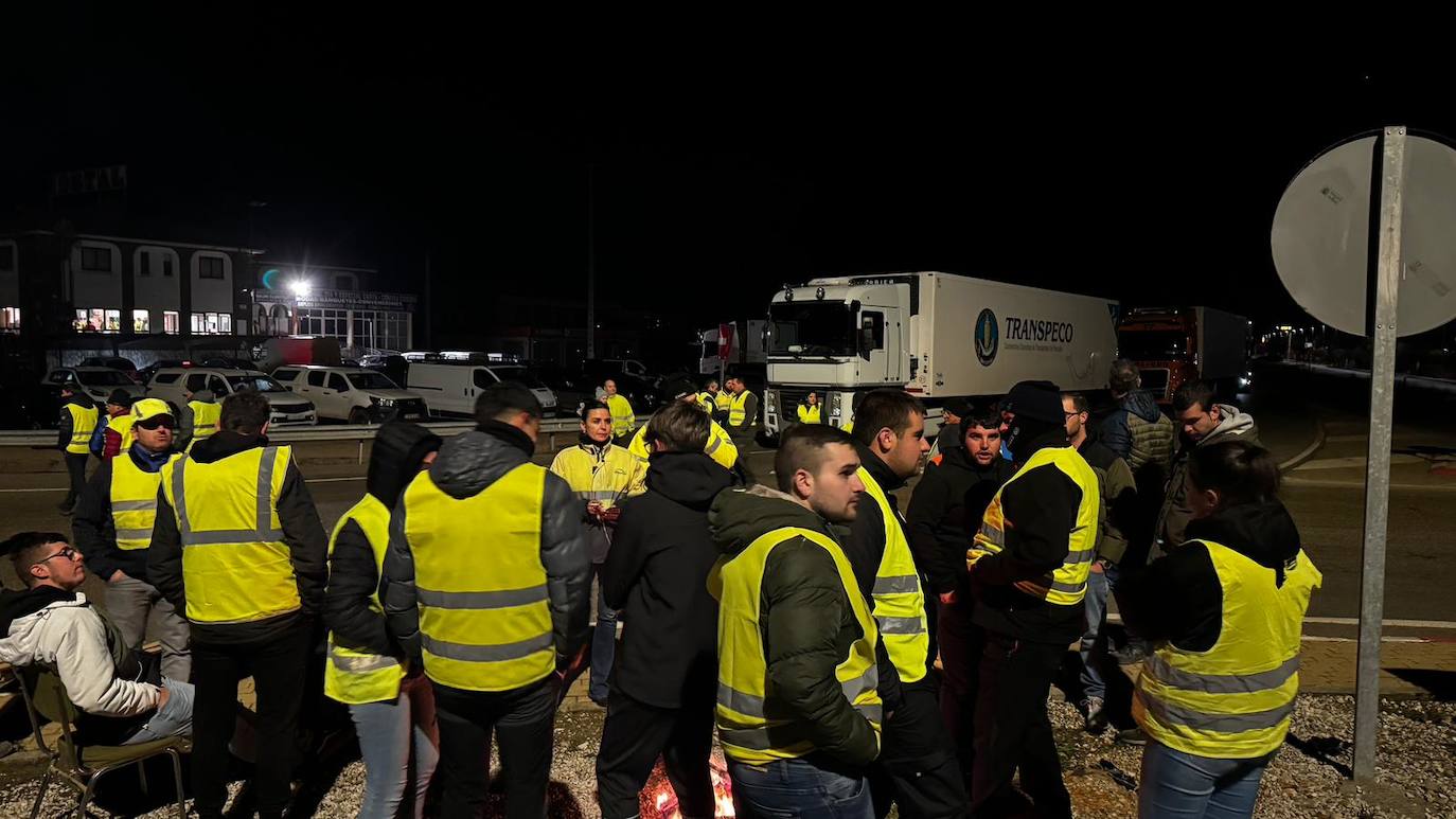 Agricultores y ganaderos bloqueando la entrada de camiones en Villadangos.