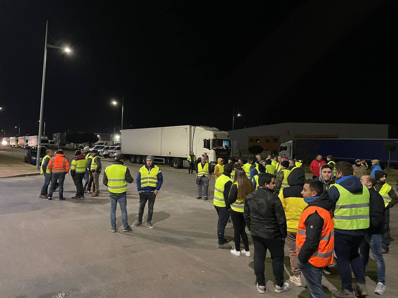 Tractores bloquean las principales vías de acceso a Villadangos.