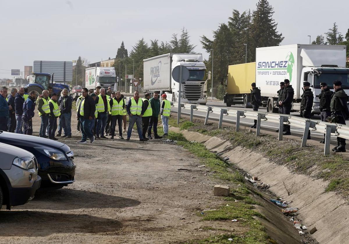 Los agricultores leoneses cortan la N-120 a la altura de Villadangos del Páramo