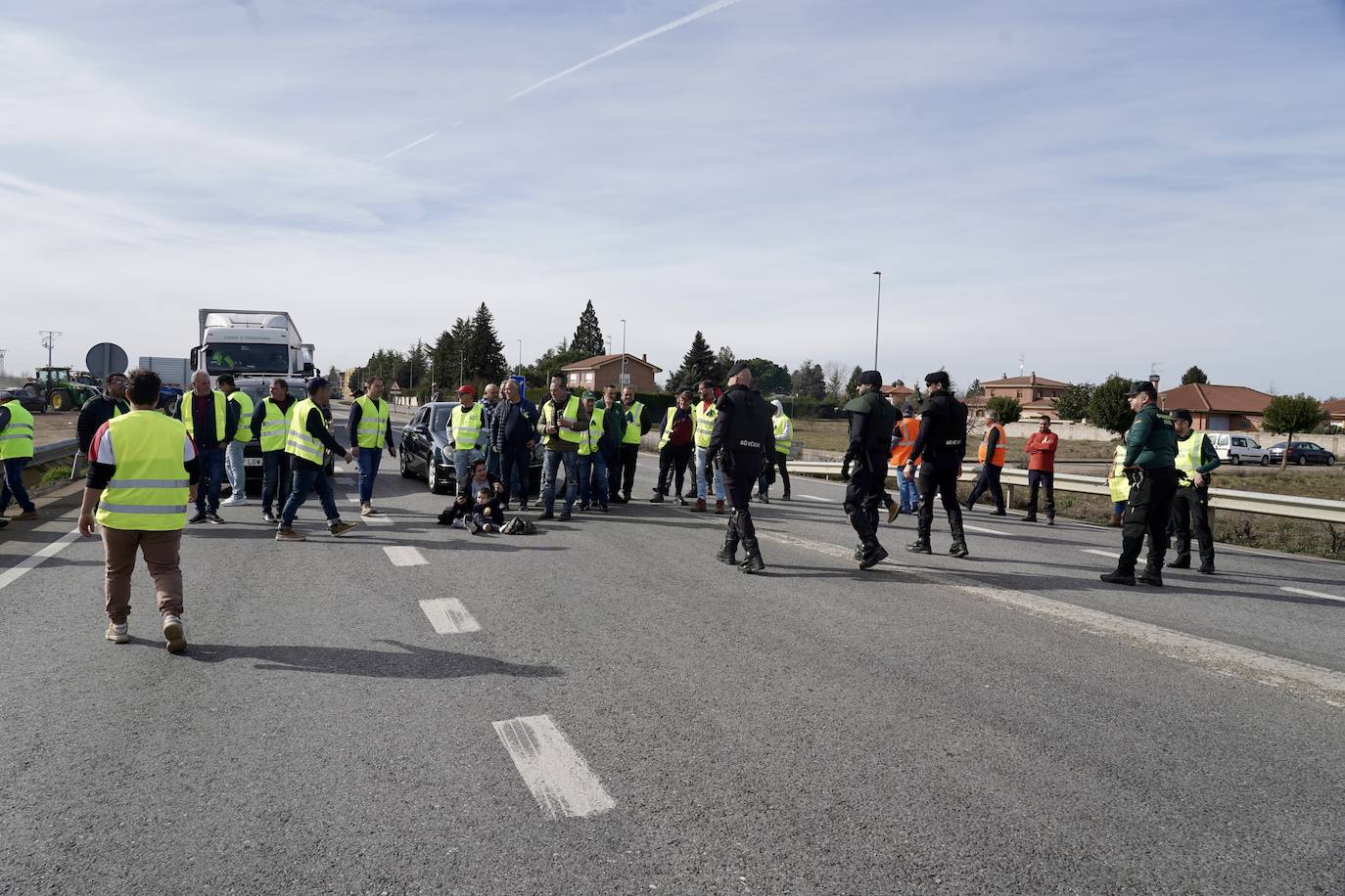 Los agricultores leoneses cortan la N-120 a la altura de Villadangos del Páramo