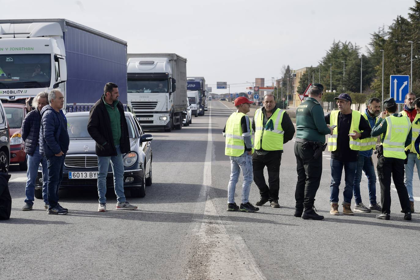 Los agricultores leoneses cortan la N-120 a la altura de Villadangos del Páramo