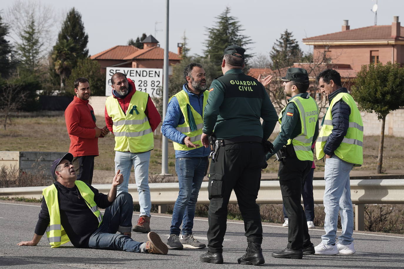 Los agricultores leoneses cortan la N-120 a la altura de Villadangos del Páramo