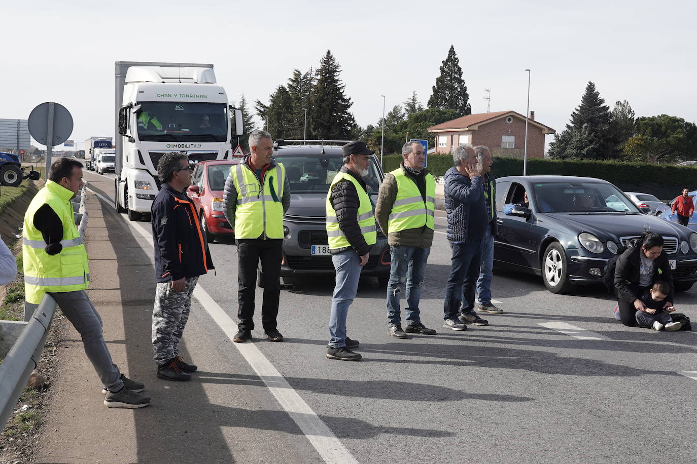 Los agricultores leoneses cortan la N-120 a la altura de Villadangos del Páramo