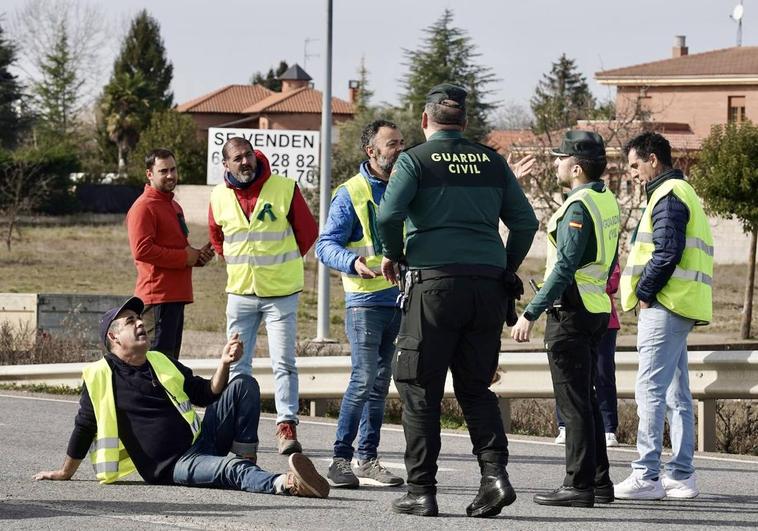 Protesta de los agricultores leoneses en el polígono de Villadangos.