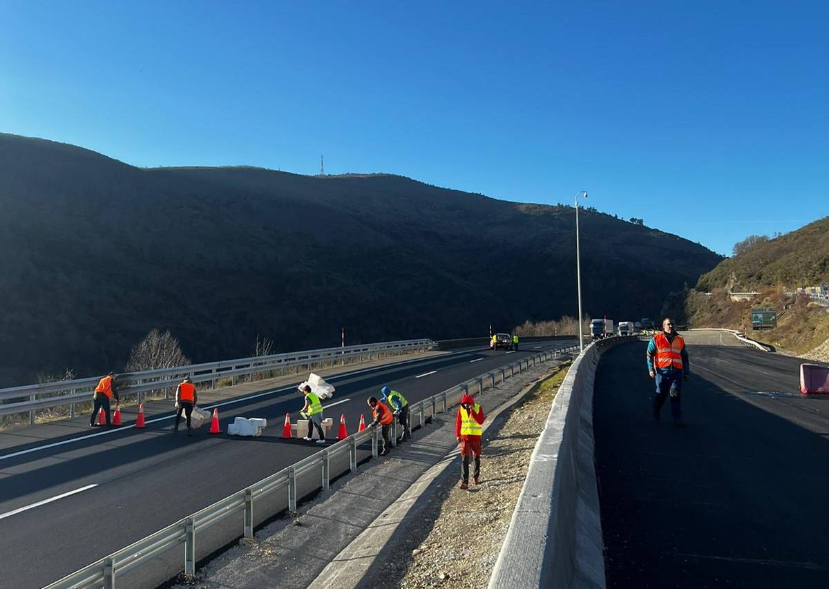 Los ganaderos están cortando la A6 en Piedrafita do Cebreiro