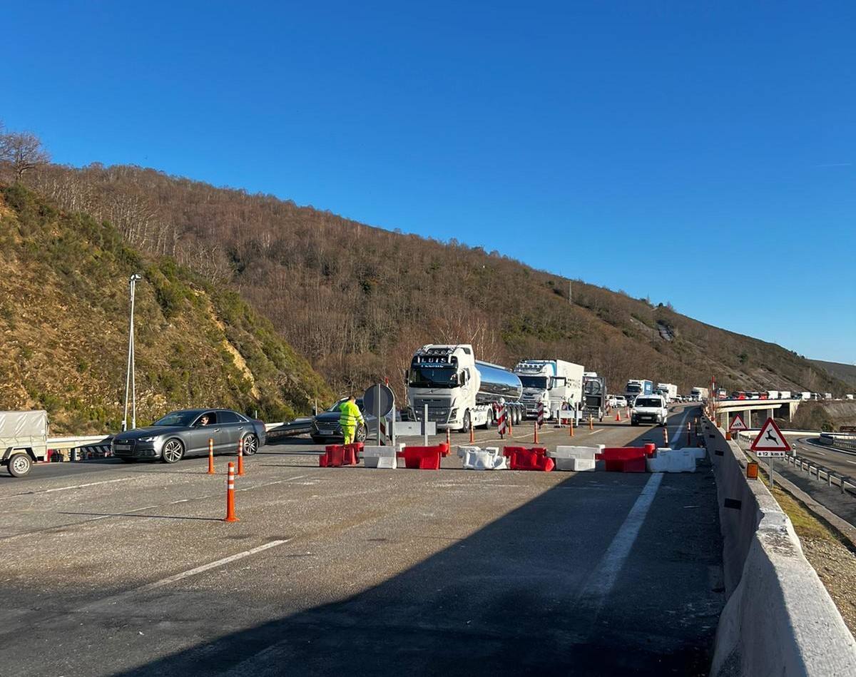 Los ganaderos están cortando la A6 en Piedrafita do Cebreiro