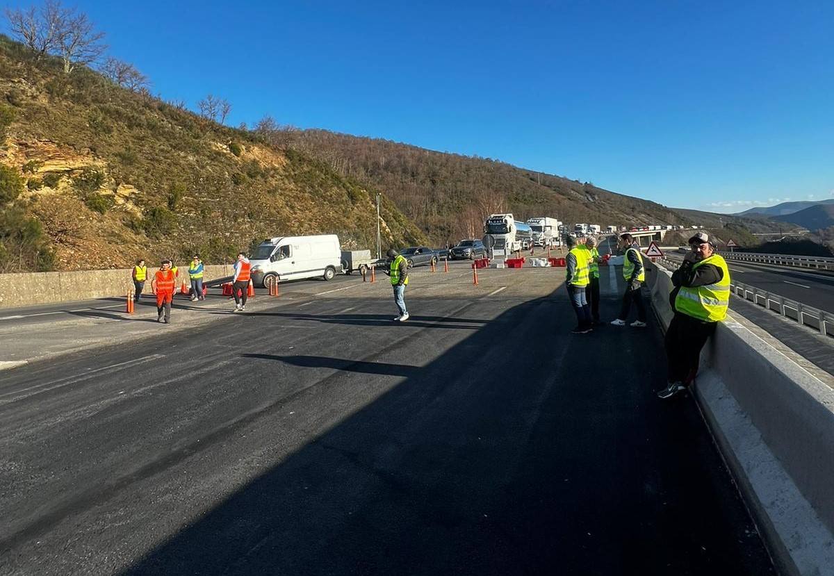 Los ganaderos están cortando la A6 en Piedrafita do Cebreiro