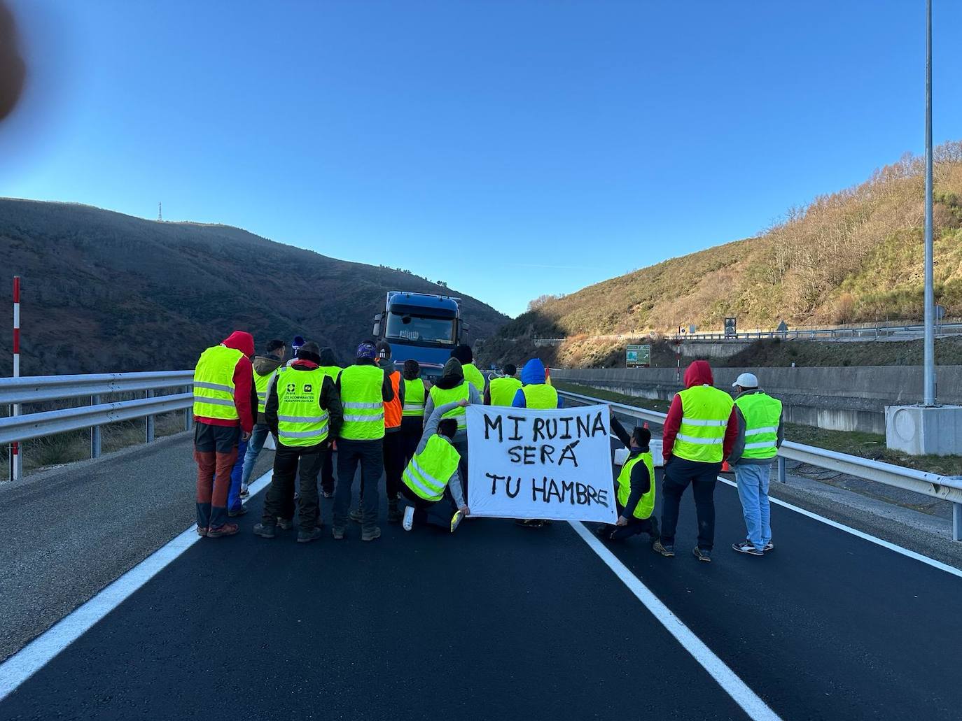 Los ganaderos están cortando la A6 en Piedrafita do Cebreiro