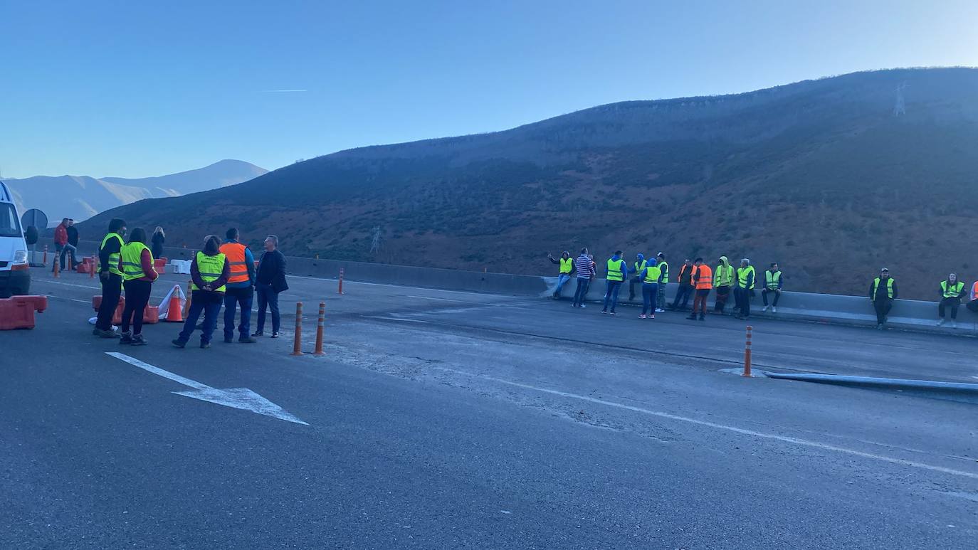 Los ganaderos están cortando la A6 en Piedrafita do Cebreiro