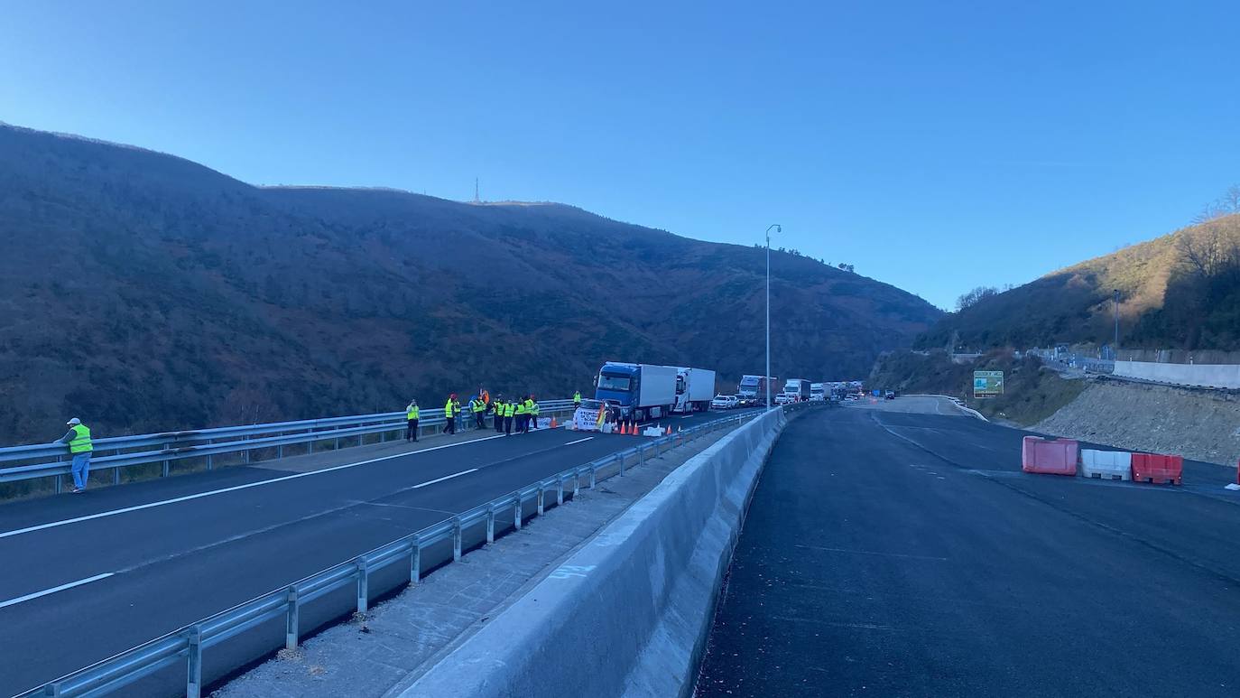 Los ganaderos están cortando la A6 en Piedrafita do Cebreiro