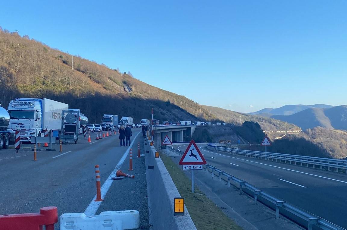 Los ganaderos están cortando la A6 en Piedrafita do Cebreiro