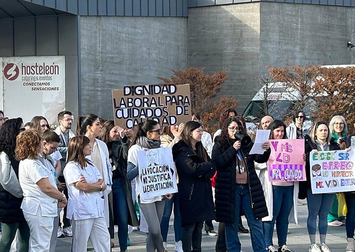 Imagen secundaria 1 - La enfermería leonesa exige «transparencia en los contratos» y derecho a conciliar