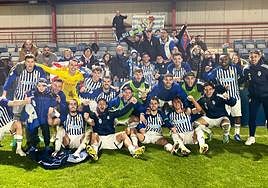 Los jugadores de la Deportiva celebran la victoria ante Osasuna Promesas.