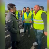 El corte de los agricultores en la León-Valladolid 'atrapa' a Tudanca