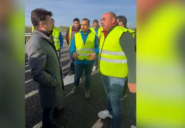 El corte de los agricultores en la León-Valladolid 'atrapa' a Tudanca