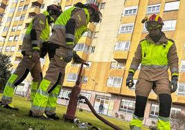 Los Bomberos de León revisan el estado de los hidrantes de la ciudad