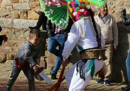 Un niño disfrazado de caballero y un guirrio se disputan una «pelea» en Llamas de la Ribera.