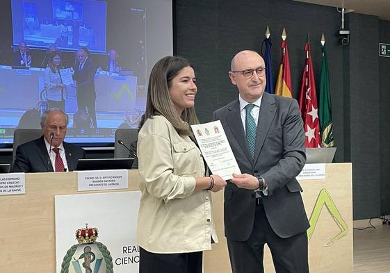 Alba Martín González recoge el premio a su investigación.