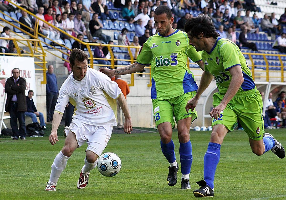 Un joven Yuri disputa un balón en un derbi de la temporada 2009/10.